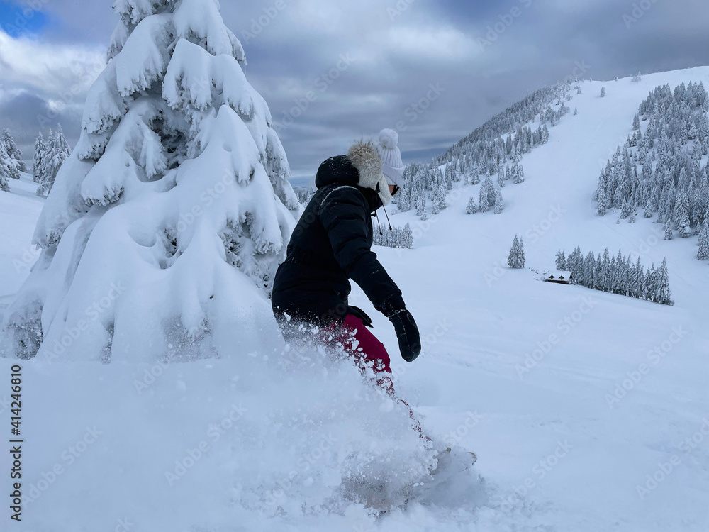 特写：一名年轻女子在野外滑雪时撕下新鲜粉末。