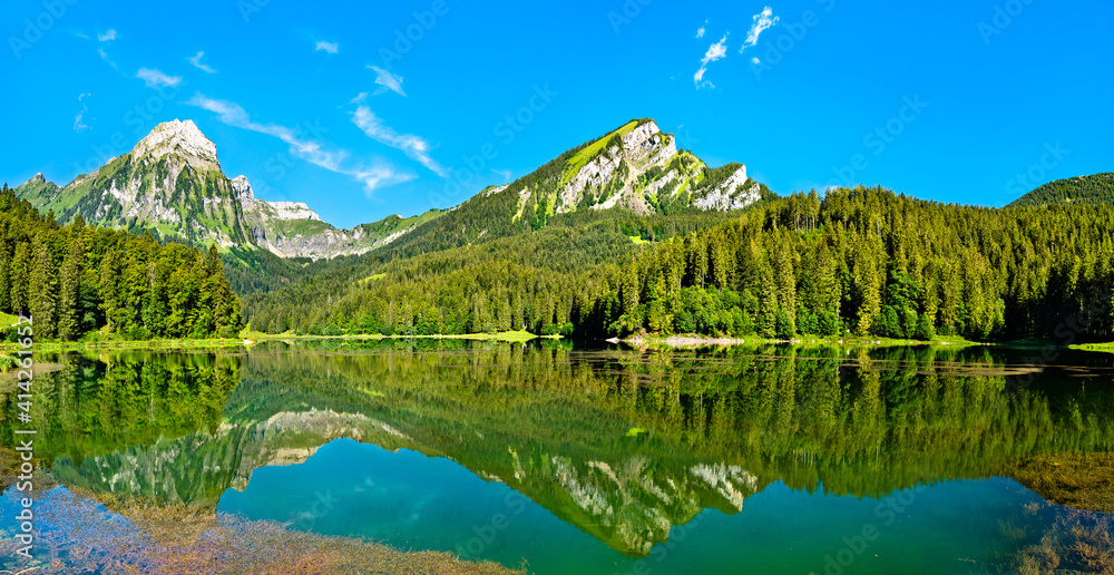 瑞士阿尔卑斯山Obersee湖的Brunnelistock山景观