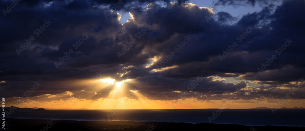 第勒尼安海上空的暴风天空（全景）