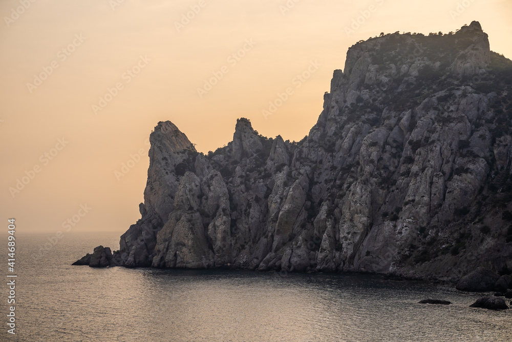 海岸风景如画。岩石和悬崖的壮丽景色。