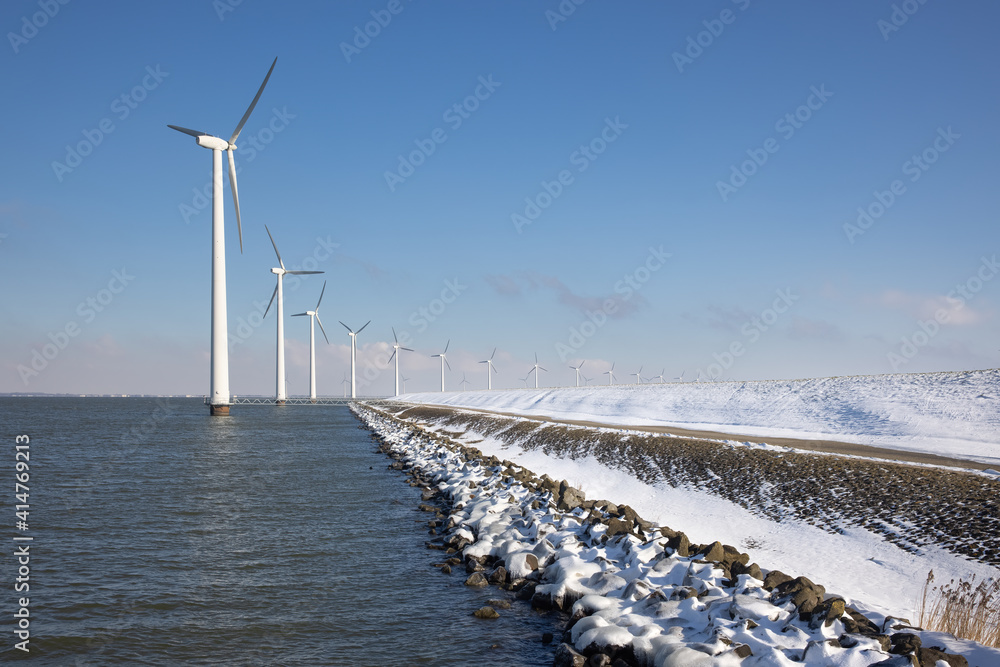 冬季有雪时，沿杜奇海岸排列海上风力涡轮机