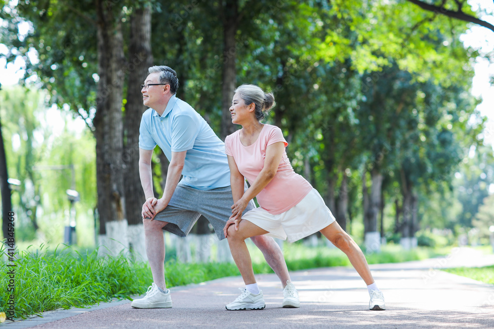 老夫妇在公园里运动