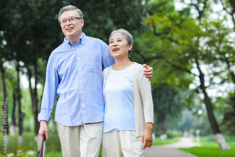 幸福的老夫妇在公园里散步