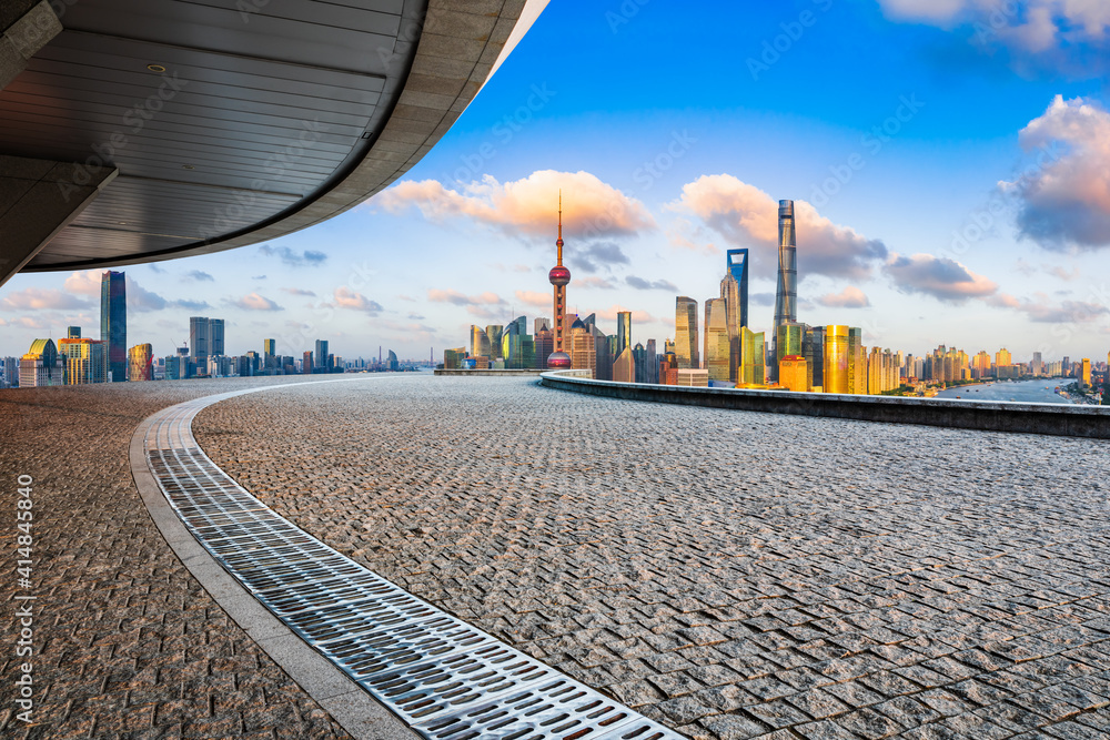 空荡荡的广场层和日落时的上海天际线，中国。高角度视角。