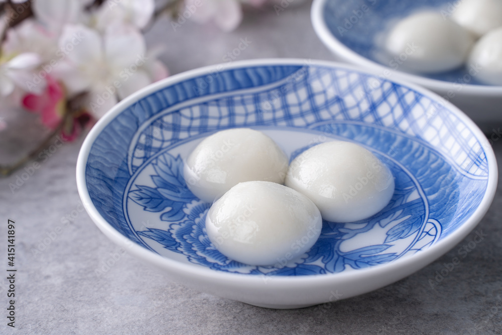 灰色桌子上碗里的元宵汤圆特写，中国元宵节的食物。