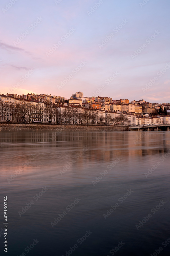 Quai André Lassagne sur les berges du Rhône à Lyon à laube en hiver en France