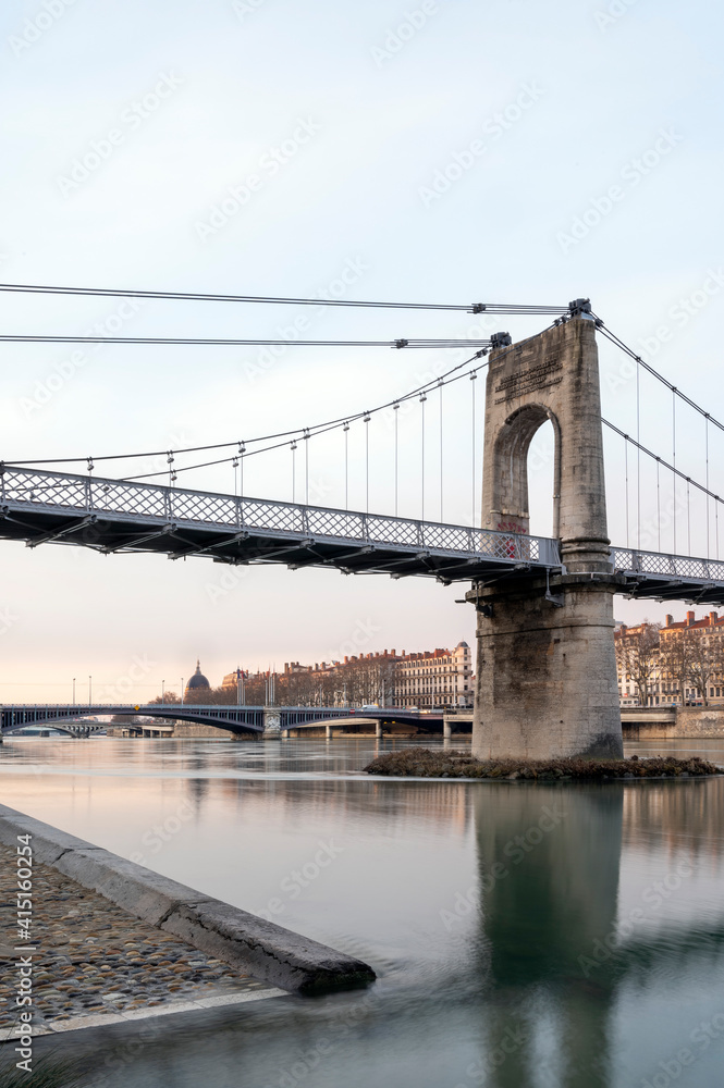 Quai Sarrail à la hauteur de la passerelle du Collège sur les berges du Rhône à Lyon à laube en hiv