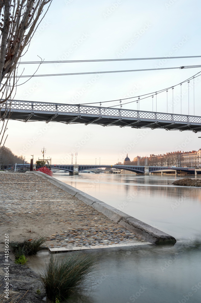 Quai Sarrail à la hauteur de la passerelle du Collège sur les berges du Rhône à Lyon à laube en hiv