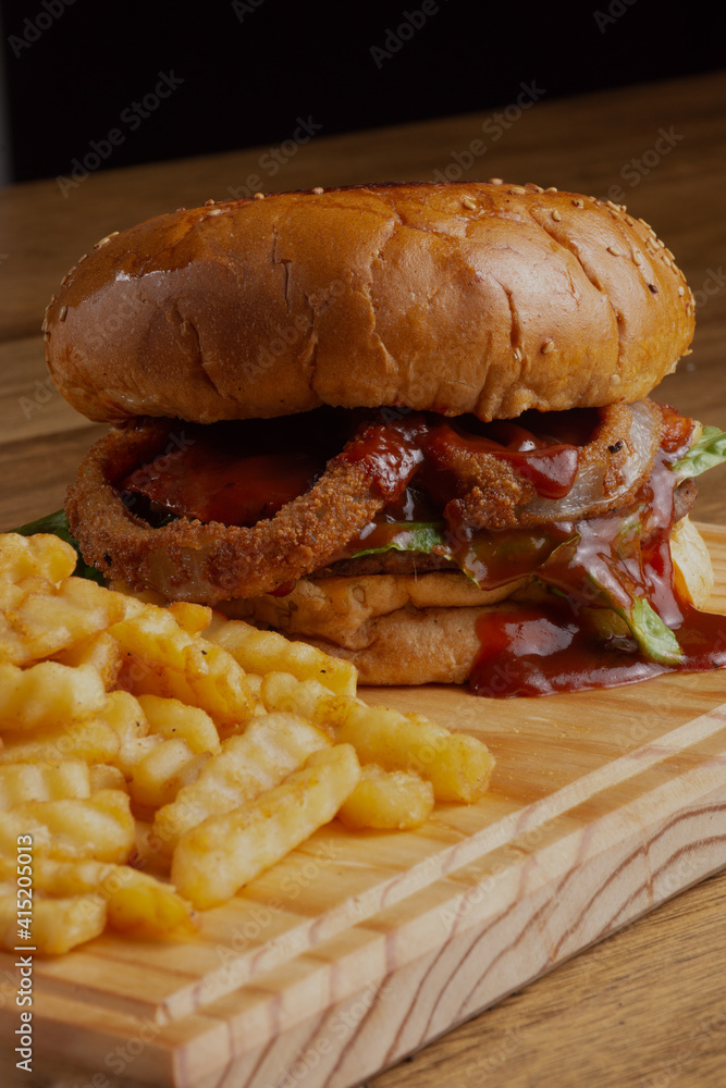 Hamburguesa con aros de cebolla