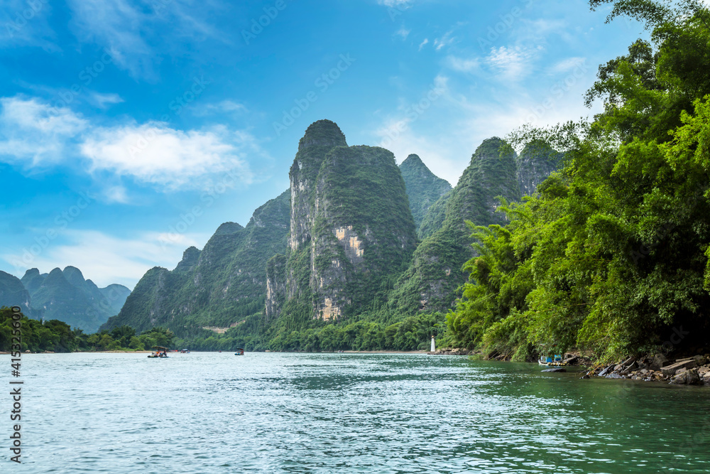 中国桂林喀斯特山脉景观。