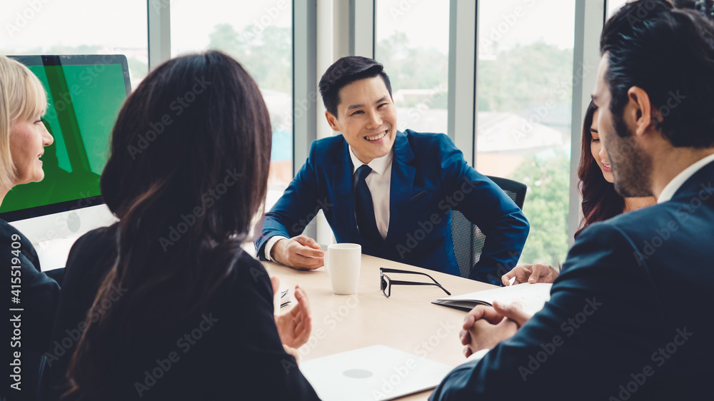 会议室里的商务人员，办公室选项卡上有绿屏色度键电视或电脑