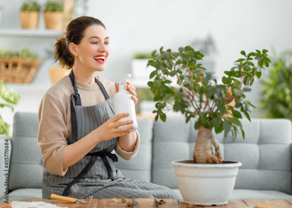 照顾植物的女人