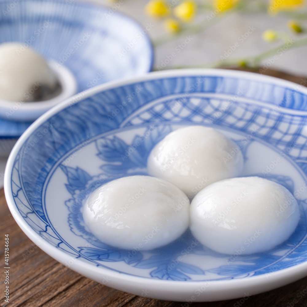 灰色桌子上碗里的元宵汤圆特写，中国元宵节的食物。