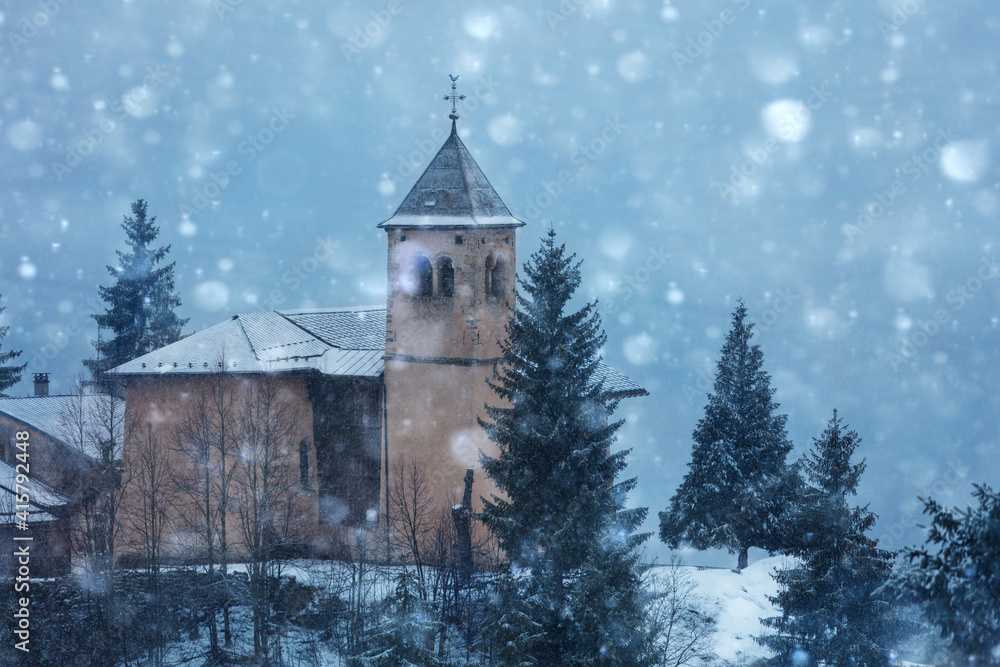 Auvergne-Rhone-Alpes，法国Champagny-en-Vanoise旧乡村教堂近照