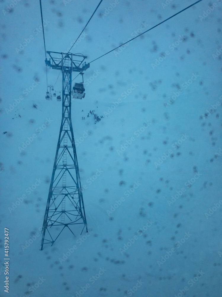 滑雪场恶劣天气示意图-滑雪场山景中的风暴和大雪