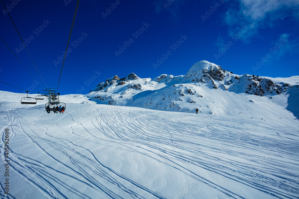 从滑雪缆车上观看高山全景和法国阿尔卑斯山顶被雪覆盖的云层