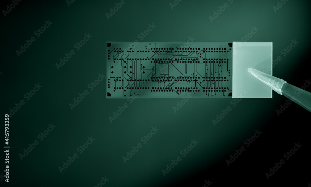 模块实验室芯片在玻璃板上