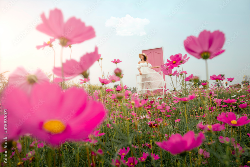 花园里的女人和花