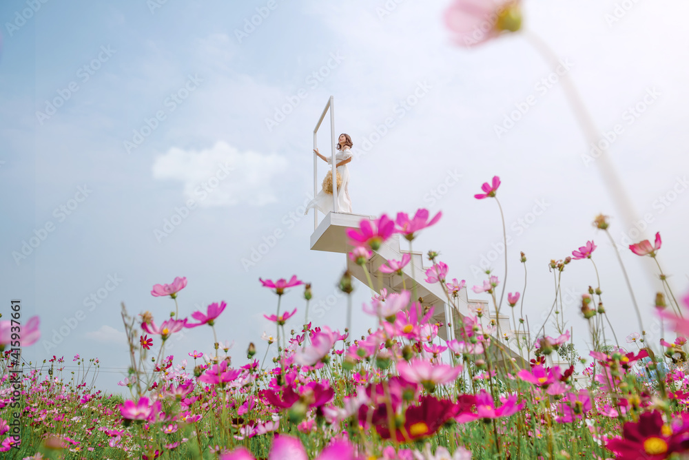 花园里的女人和花