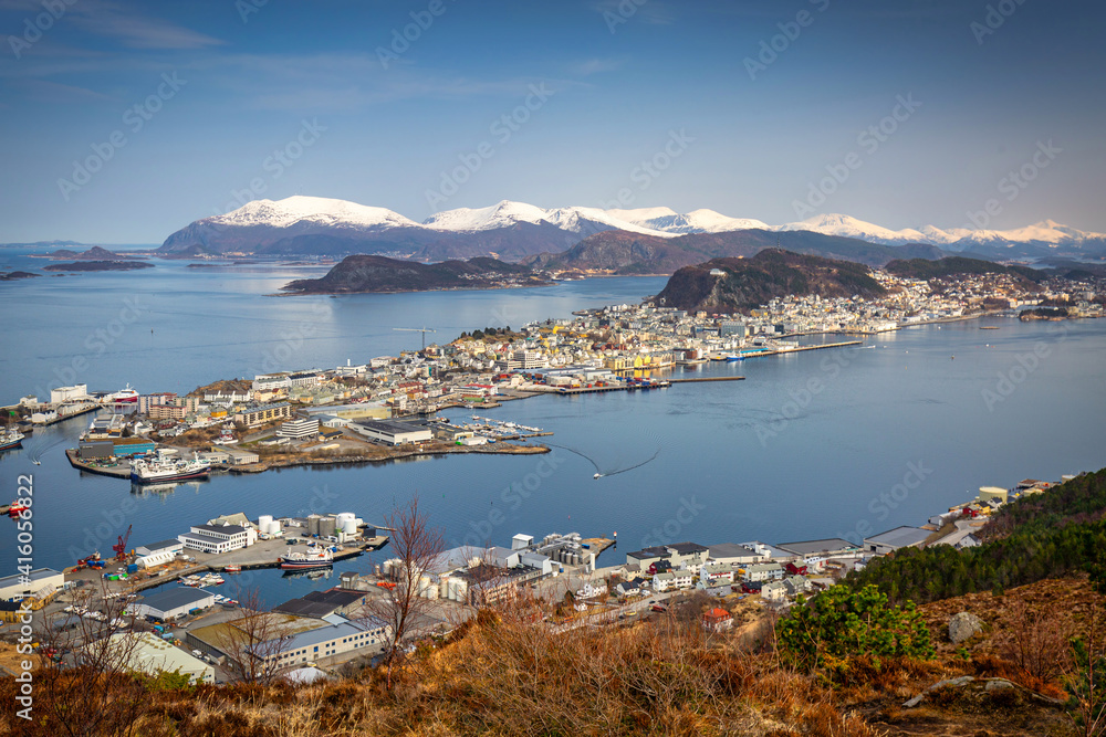 挪威晴天的挪威海峡湾美景