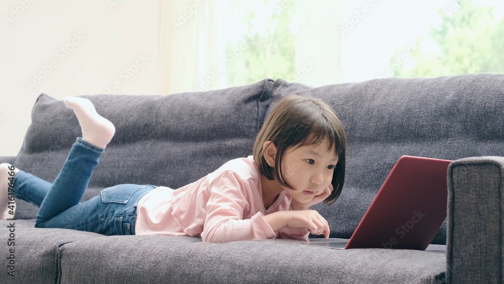 ノートパソコンで遊ぶ女の子