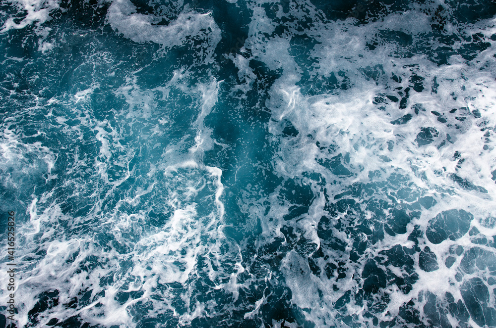 海水俯视图。波浪飞溅背景。