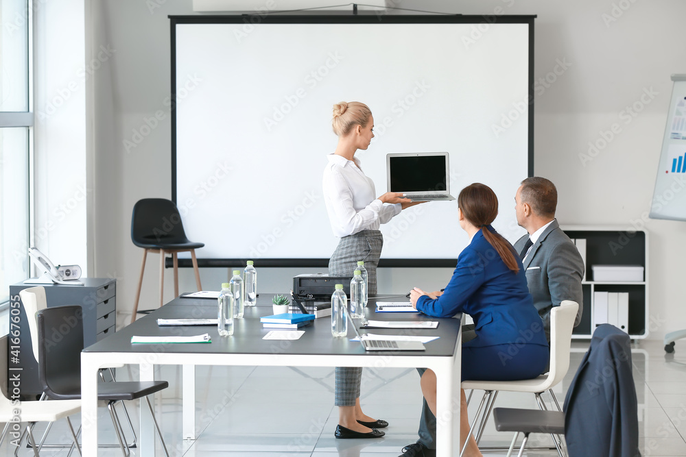 女商人在办公室会议上做演讲