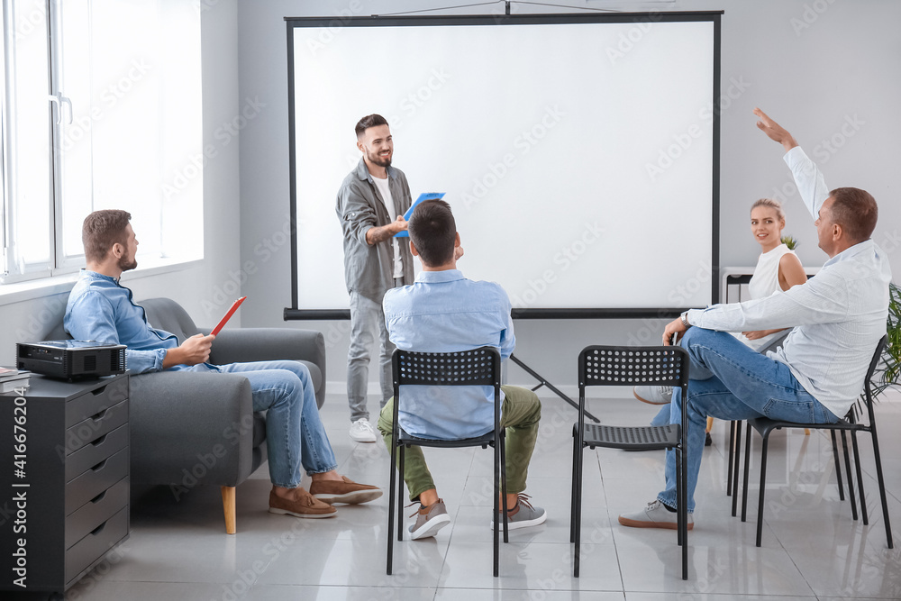 商务人士在办公室会议上做演讲