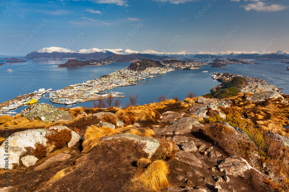 阳光明媚的挪威，美丽的挪威海峡湾景观