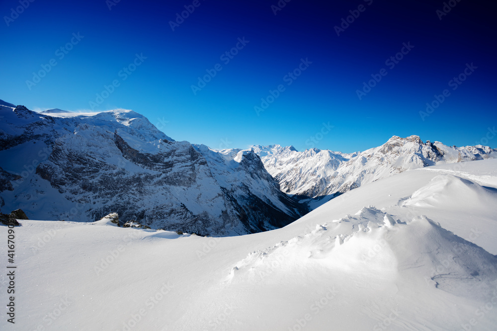 阳光明媚的雪天，法国阿尔卑斯山Pralognan la Vanoise滑雪场的山峰