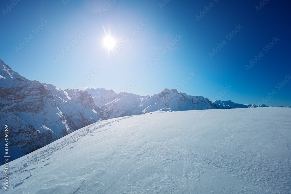 冬季阳光明媚的萨瓦地区法国阿尔卑斯山顶全景