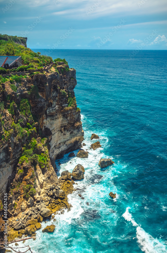 美丽的乌鲁瓦图海岸，岩石和海浪，巴厘岛，印度尼西亚