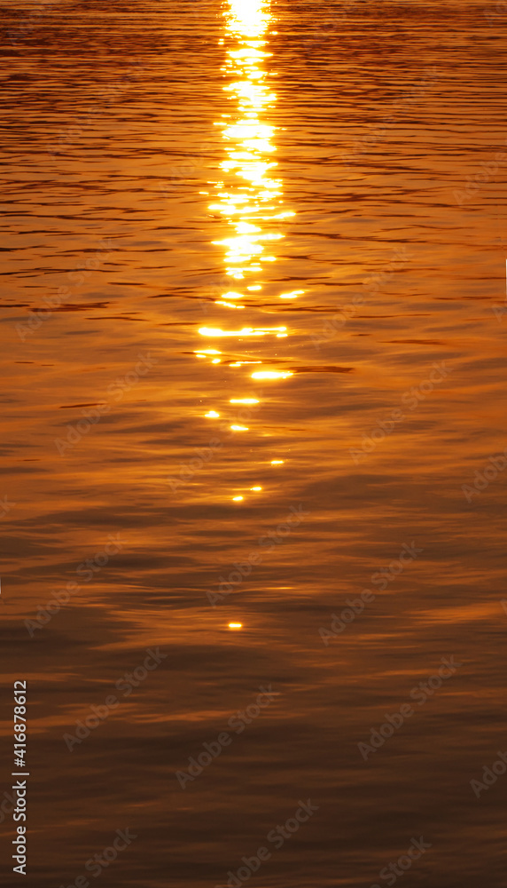 海水上闪烁的灯光。美丽的日落景色