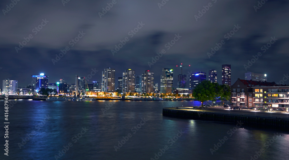 荷兰鹿特丹夜景；黑色天空下的城市建筑和河流