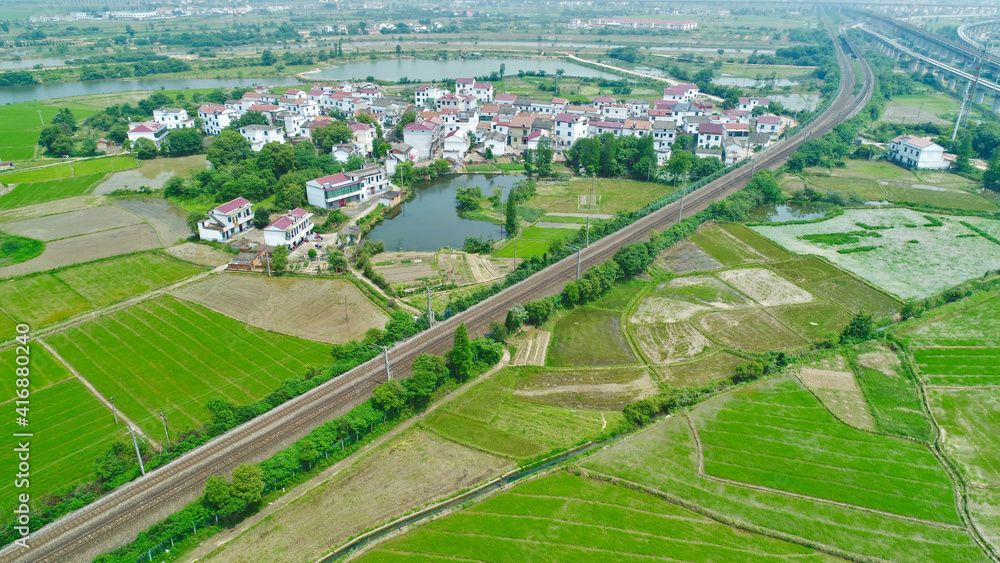 鸟瞰绿地和乡村道路；美丽的中国乡村风光