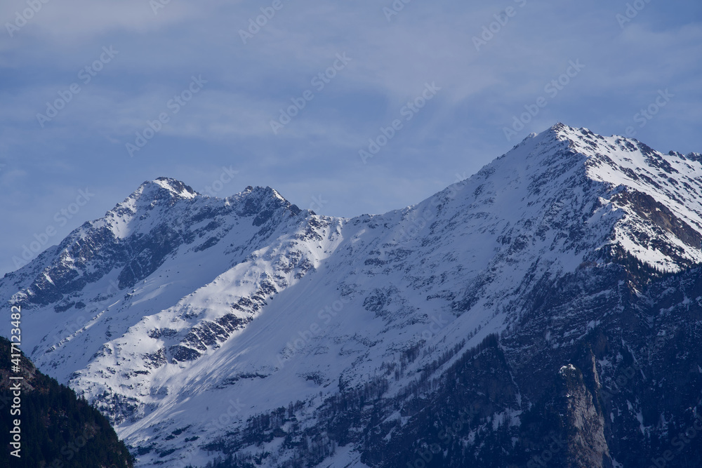 从瑞士梅林根看到的美丽的雪山全景。