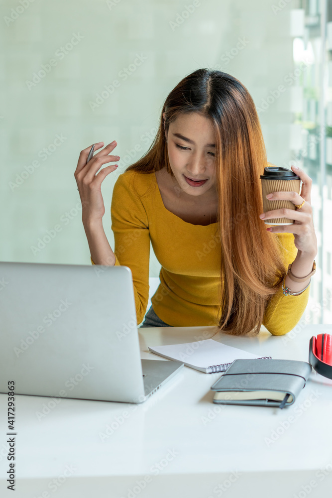 亚洲商界女性与同事谈论视频会议计划、在线学习、工作f