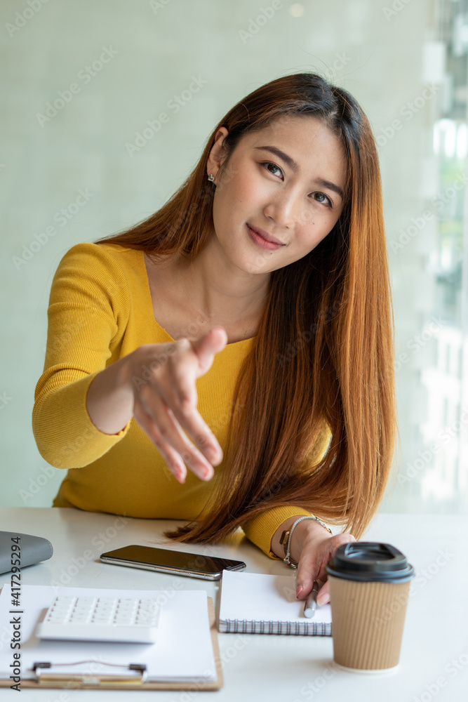 谈判结束后，一名亚洲女子站起来要求握手以确认交易的达成