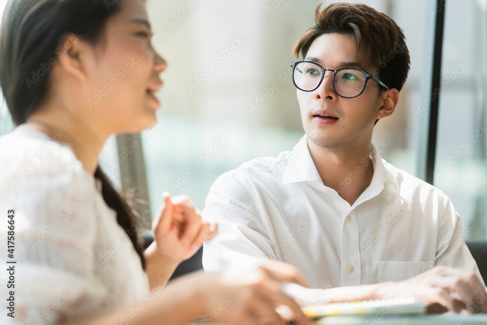 亚洲成年商人与女性项目创始人合伙人的非正式商务会议