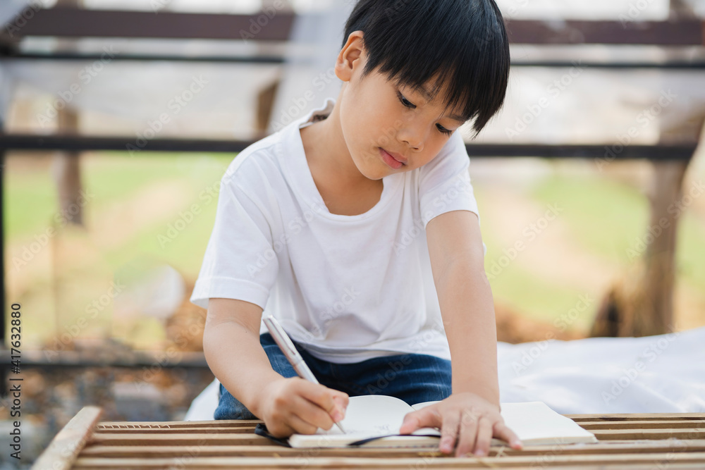 男孩在学校写作业纸