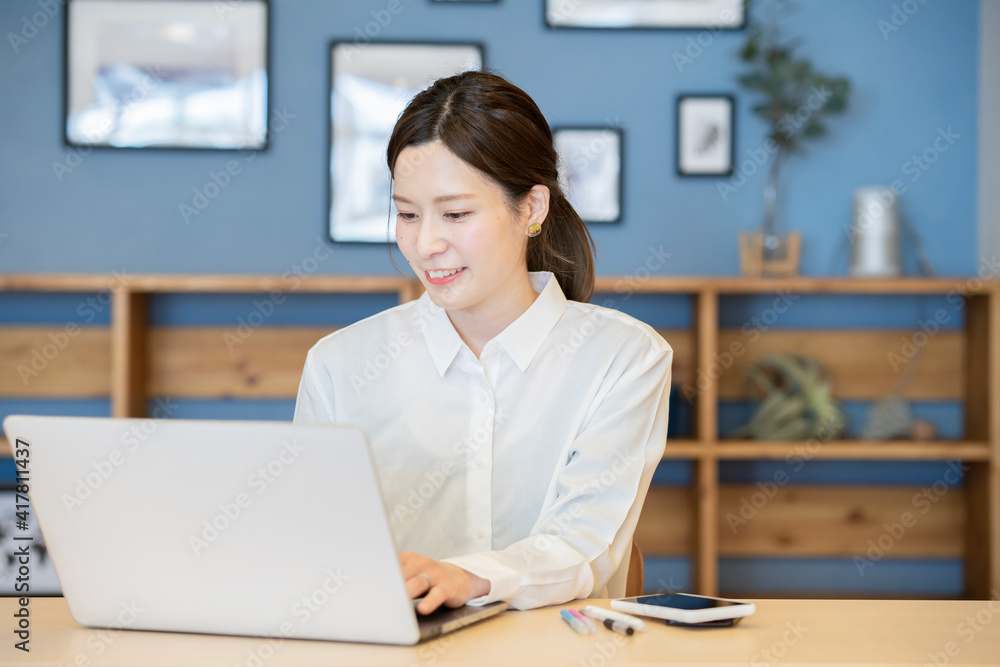 カジュアルな部屋で仕事をする女性