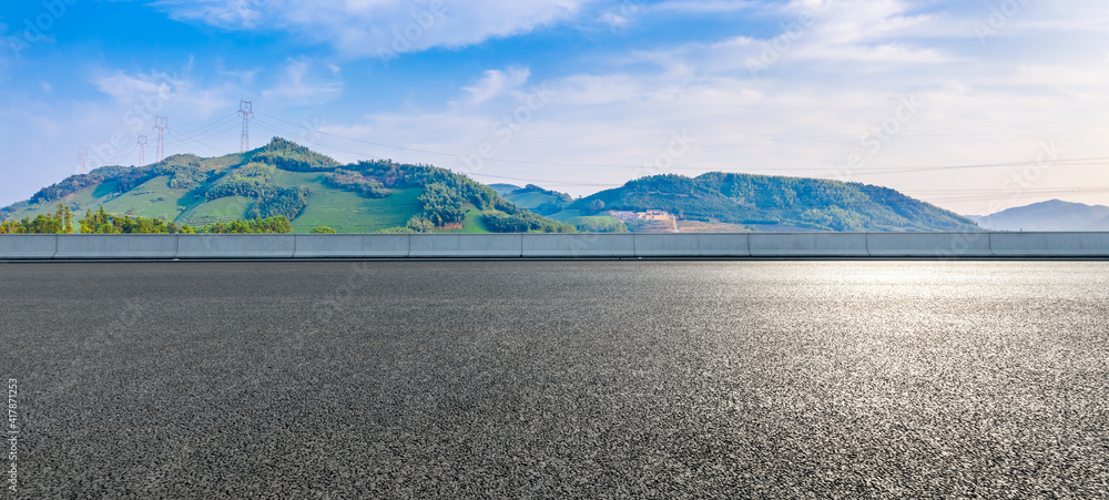 沥青公路和绿色山景。