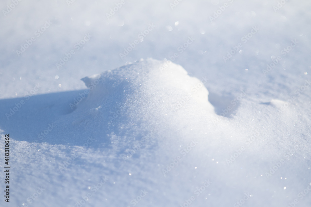 白色的大雪堆，冬天阳光明媚。