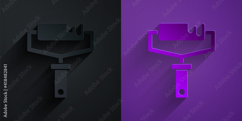 剪纸颜料滚筒刷图标隔离在紫色背景上的黑色上。纸艺风格。矢量。
