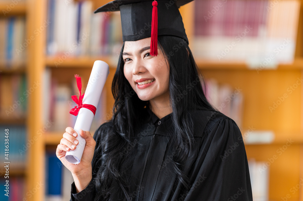 女学生快乐地独自站着庆祝她的社交距离毕业