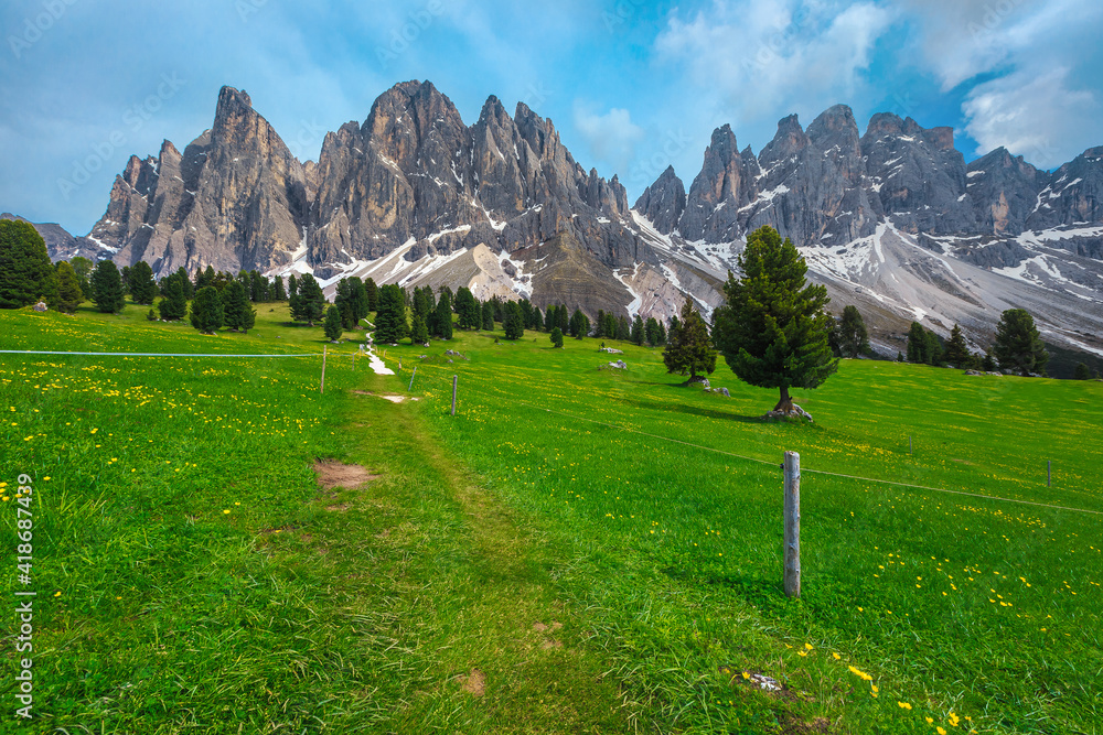 意大利多洛米蒂，雄伟的夏季高山风景，高高的悬崖