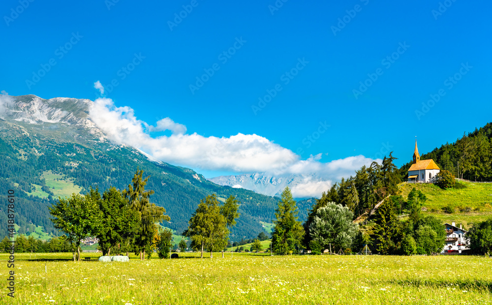 意大利南蒂罗尔市文施高街（Graun im Vinschgau）或韦诺斯塔街（Curon Venosta）的圣安娜教堂