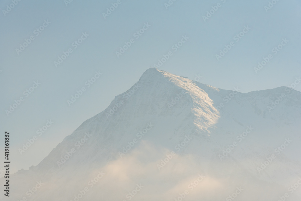 雾中的尼森雪山