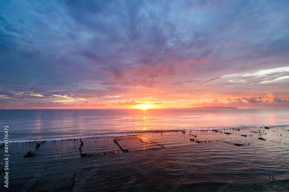 日出时的海景。夏天的天空和水面上的倒影。太阳时的阳光