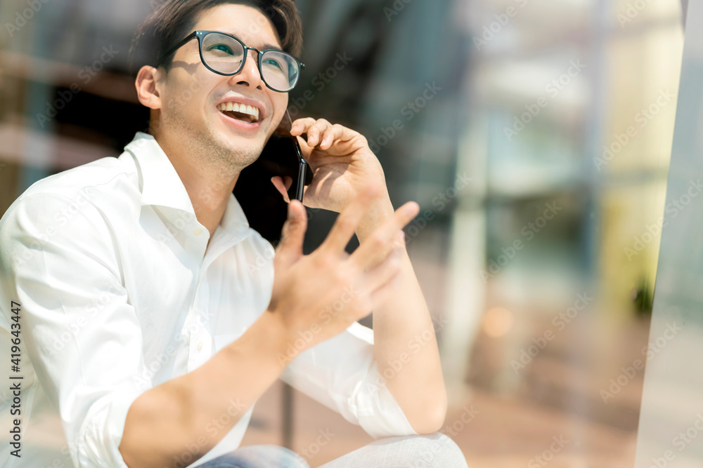 聪明迷人积极的亚洲商业男性戴眼镜工作远程新常态生活方式之手